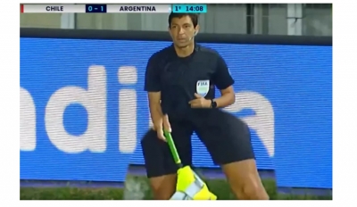 Conmebol suspende assistentes brasileiros por uso de colete no lugar da bandeira em Chile x Argentina