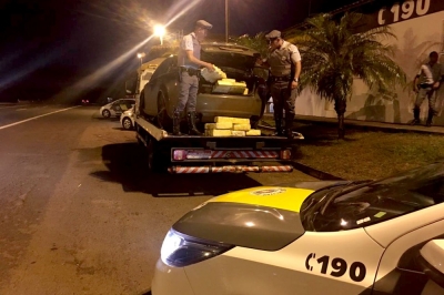 Polícia apreende quase 246 quilos de maconha dentro de carro guinchado em rodovia de Ourinhos