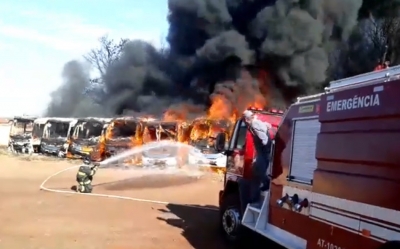 Sete ônibus pegam fogo na garagem de empresa em Santa Cruz do Rio Pardo