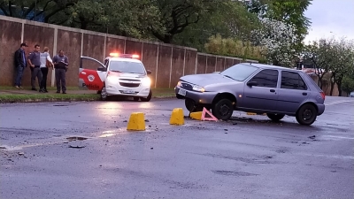 Carro bate em bloco de concreto mal sinalizado em Ourinhos 