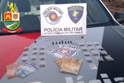 Polícia Militar prende desempregado por tráfico e apreende menor e drogas, na Vila São Luiz