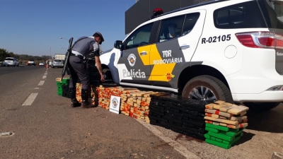 Polícia apreende veículo com mais de 600 tabletes de maconha