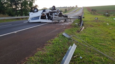 Kombi capota e deixa um morto e quatro feridos na Raposo Tavares