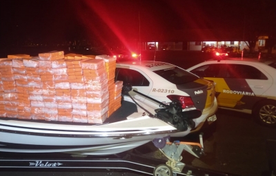 Polícia apreende mais de 400 kg de maconha escondidos dentro de lancha rebocada na Raposo Tavares