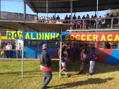 Com mais de 70 crianças, “Chuteirinha de Ouro” visita “Ronaldinho Soccer Academy”, no Paraná