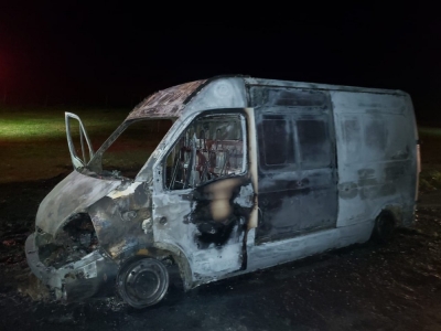 Van é destruída pelo fogo e motorista consegue escapar sem ferimentos em Salto Grande