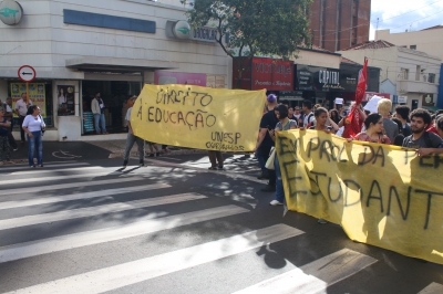 Professores e alunos das escolas estaduais de Ourinhos também protestam contra cortes na Educação