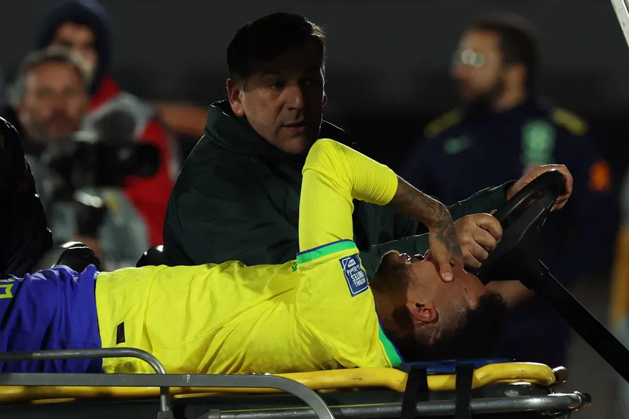 Neymar sofre grave lesão no joelho e precisará passar por cirurgia