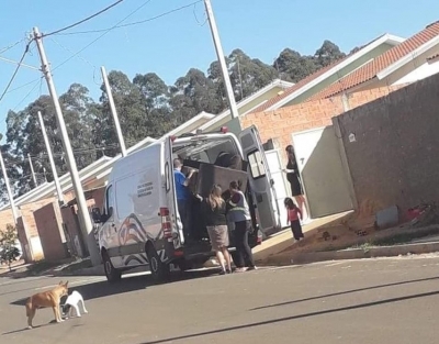 Abuso; Ambulância é fotografada sendo usada para fazer mudança na região