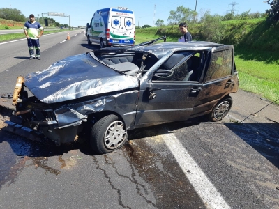 Mulher bate em estrutura de pedágio, foge e capota em seguida na rodovia Marechal Rondon