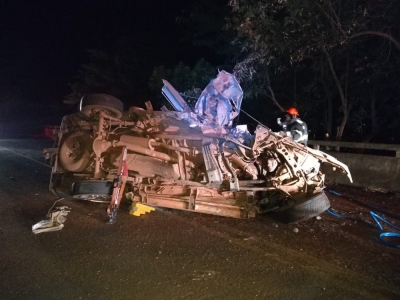 Motorista morre após bater caminhonete na mureta de rodovia na região 