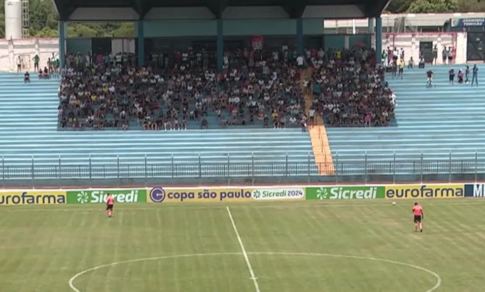 Torcida viraliza na região ao lotar pequeno setor coberto para fugir do sol na Copinha