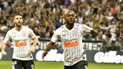 Vagner Love marca no fim, e Corinthians vence CSA em Itaquera