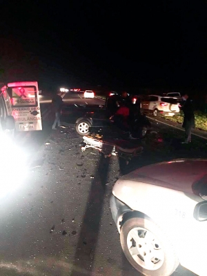 Acidente entre carros deixa mortos em rodovia na região 