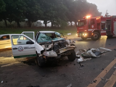 Carro de prefeitura fica destruído após bater em carreta na região