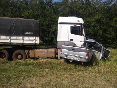 Casal de idosos morre em colisão entre caminhonete e caminhão em rodovia da região