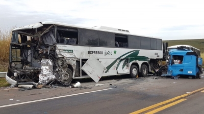 Motoristas morrem em acidente entre ônibus que transportavam detentos e caminhão na região