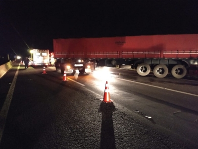 Acidente entre duas carretas deixa caminhoneiro ferido em Santa Cruz do Rio Pardo