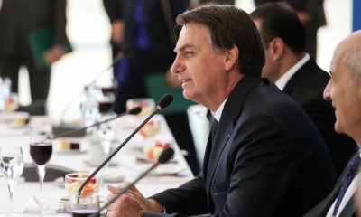 Bolsonaro extrai dente e médicos recomendam que ele evite falar por três dias