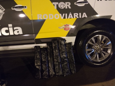 Passageiro de ônibus é preso com mais de 6,5 kg de cocaína escondida em bagagem 