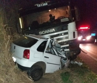 Motorista de carro morre após bater de frente com carreta na região