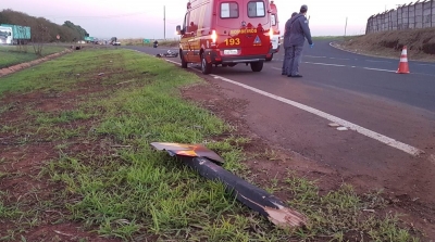 Motociclista morre após bater em placa de sinalização de rodovia na região 