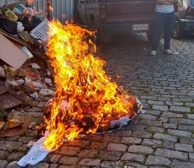 Mulher invade casa de ex e põe fogo nas roupas dele