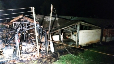 Galpão é destruído por incêndio em Herculândia