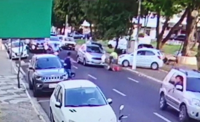 Homem é preso após agredir a mulher com chutes na cabeça no meio da rua na região; Vídeo