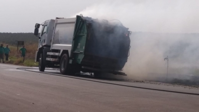 Caminhão de lixo pega fogo em Ourinhos