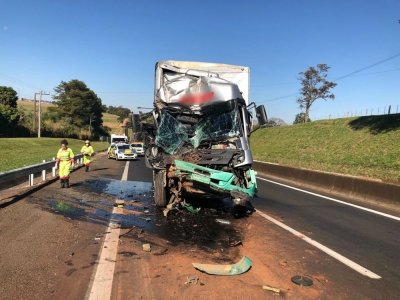 Acidente entre carreta e caminhão deixa um ferido em rodovia da região