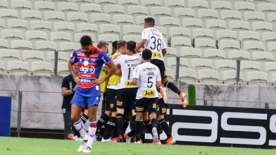 De virada, Corinthians vence Fortaleza e se aproxima do G-6 do Brasileirão; assista os gols 