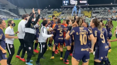 Em cima do Palmeiras e com direito a gol de bicicleta, Corinthians é tricampeão Brasileiro Feminino 