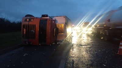 Caminhão capota na Rodovia Raposo Tavares em Palmital