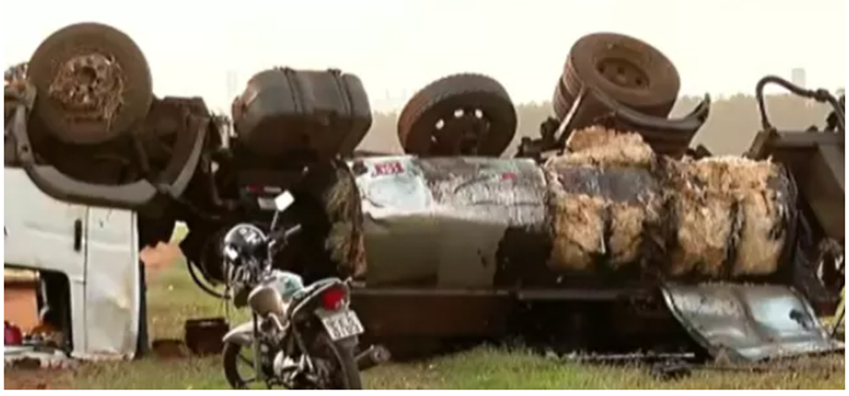 Caminhão perde o controle e tomba em rodovia de Pradópolis