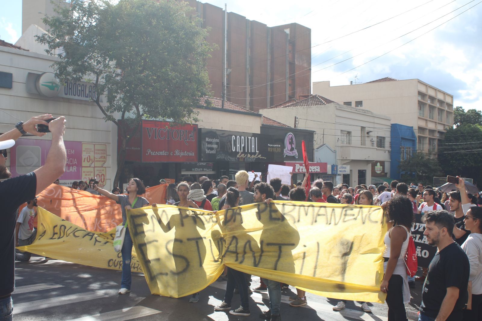 Manifestação começou às 14h na Praça Mello Peixoto, no centro.