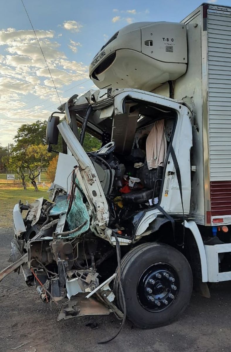 Motorista De Caminhão Frigorífico Fica Ferido Após Bater Na Traseira De ...